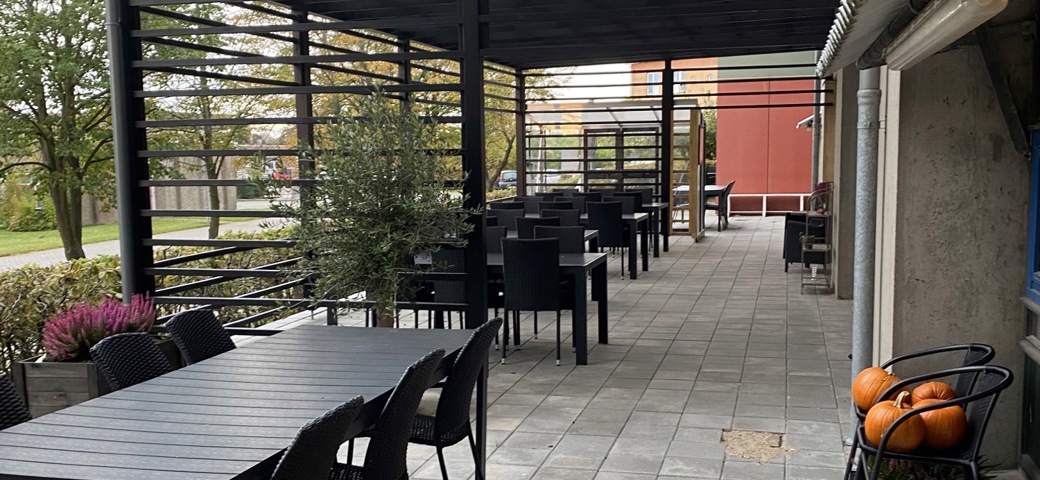 Hyggeligt terrasse miljø på Birkebjerg centeret