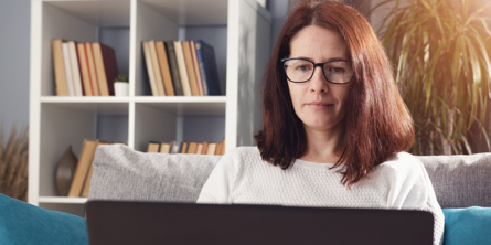 Kvinde sidder ved computeren