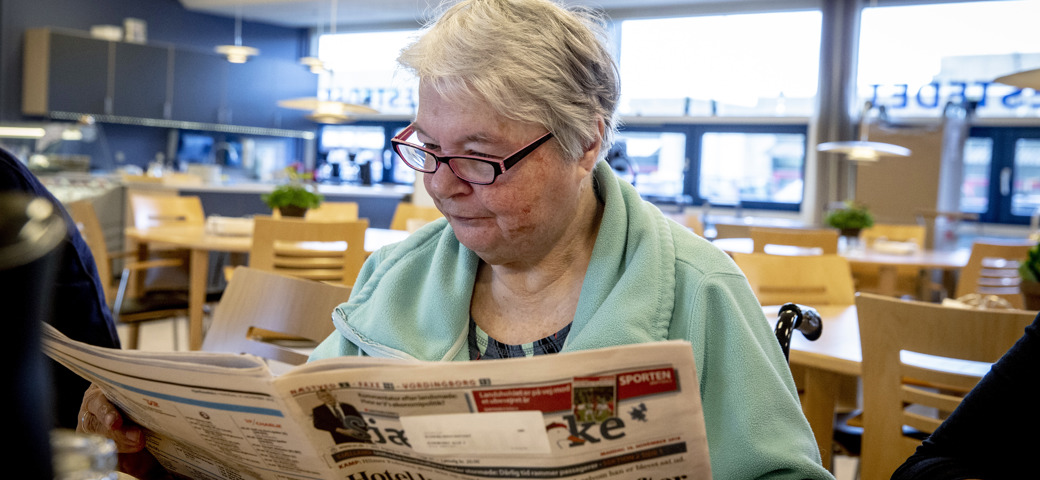 Kvinde læser avis