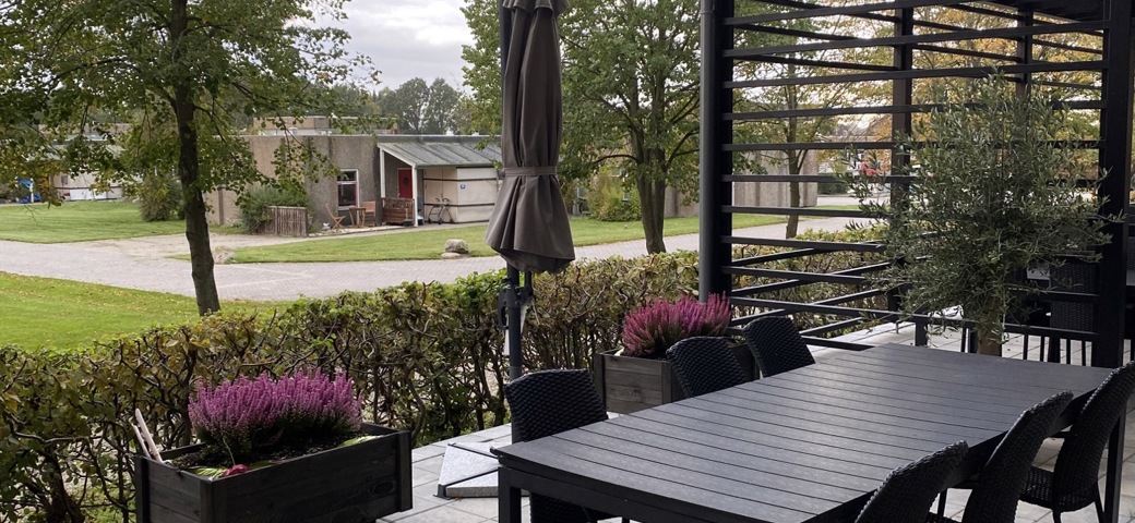 Hyggeligt terrasse miljø på Birkebjerg centeret