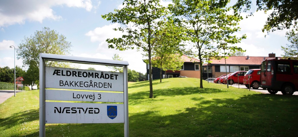 Indkørslen til Bakkegården fra Lovvej